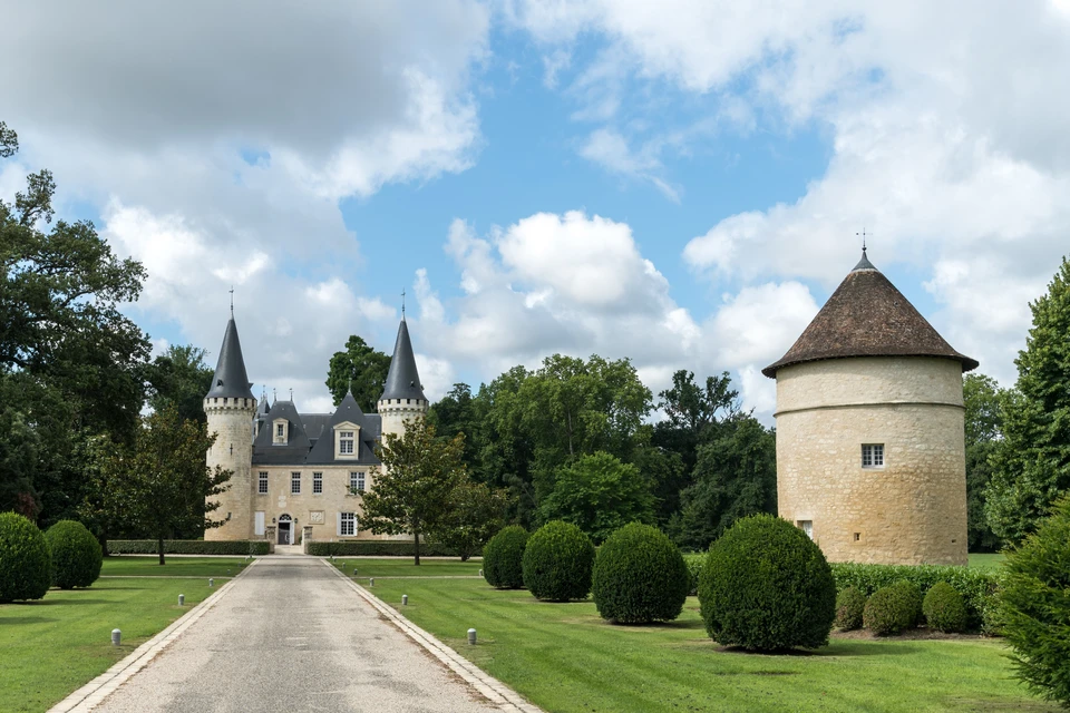 Ch&acirc;teau fran&ccedil;ais avec tours m&eacute;di&eacute;vales &agrave; toitures coniques ardois&eacute;es, fa&ccedil;ade Renaissance en pierre calcaire, pigeonnier cylindrique