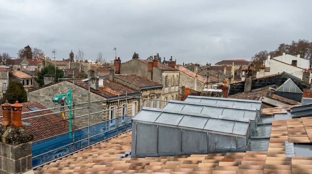 Vue aérienne de toits en tuiles canal d'une ville française ancienne, probablement Bordeaux