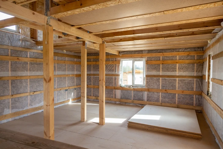Photographie professionnelle d'une équipe de couvreurs spécialisés travaillant ensemble sur une toiture en tuiles ou ardoises d'une maison ancienne ou de caractère. Les ouvriers portent des équipements de sécurité (harnais, casques), sont positionnés sur le toit avec des échafaudages, et manipulent des tuiles ou des ardoises. La scène montre la coordination d'équipe, l'expertise métier et la maîtrise du chantier de rénovation de couverture traditionnelle, illustrant ainsi le professionnalisme et l'encadrement des équipes salariées de l'entreprise du début à la fin du chantier.