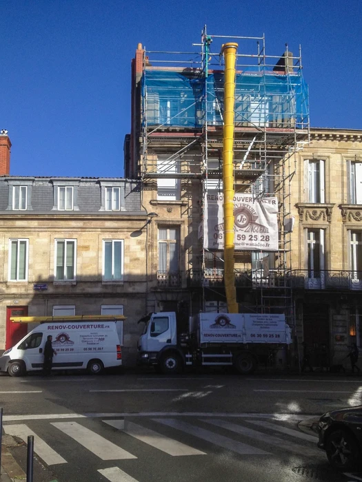 Chantier de rénovation de toiture en milieu urbain
