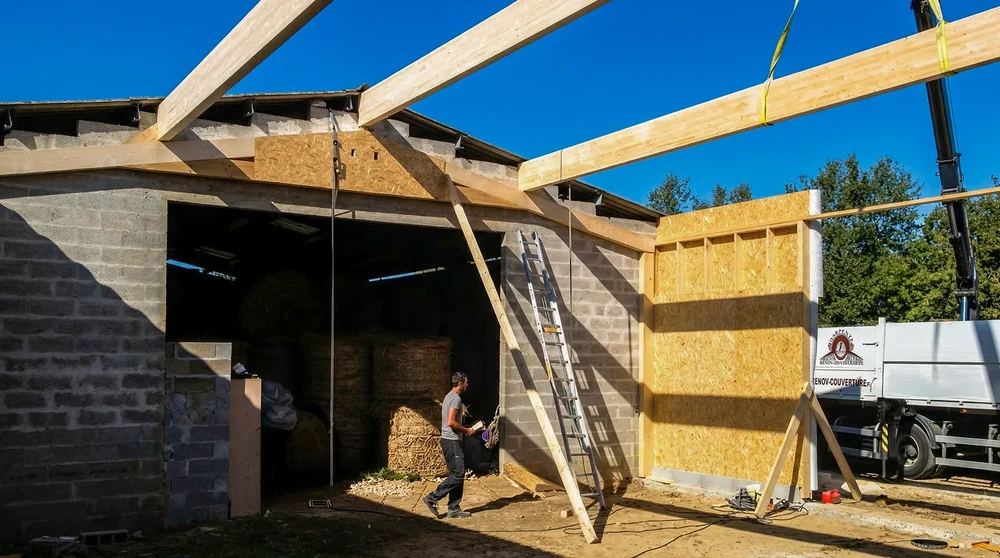 Chantier de charpente en cours, en extérieur, ciel bleu