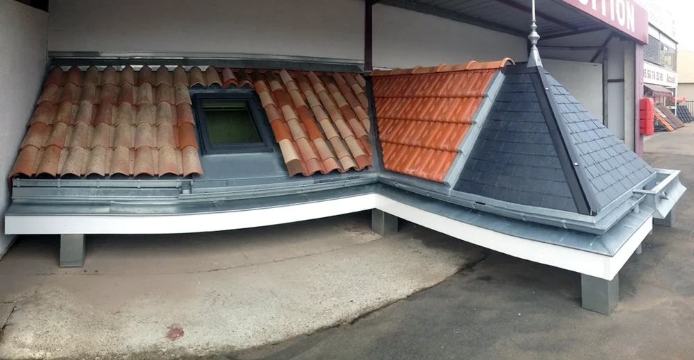 Showroom extérieur de toitures en démonstration, surélevées sur supports métalliques