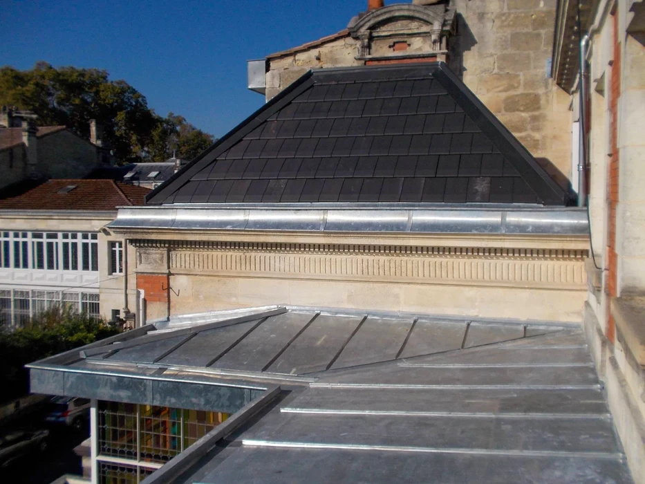 Extérieur d'une habitation avec toiture en tuiles et système d'évacuation des eaux pluviales