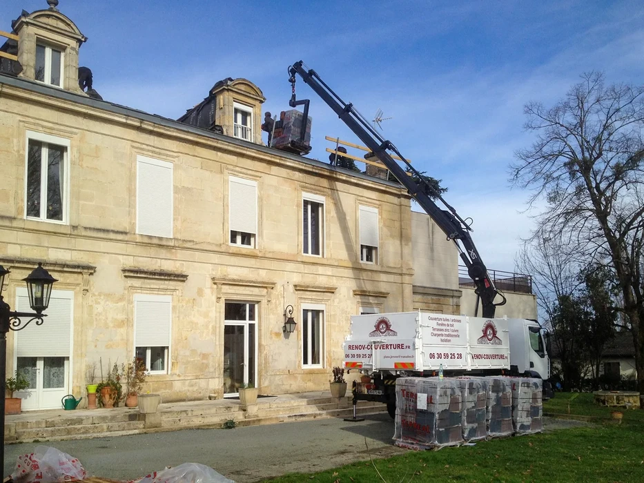 Façade extérieure d'une entreprise de couverture-charpente française, **Renov-Couverture