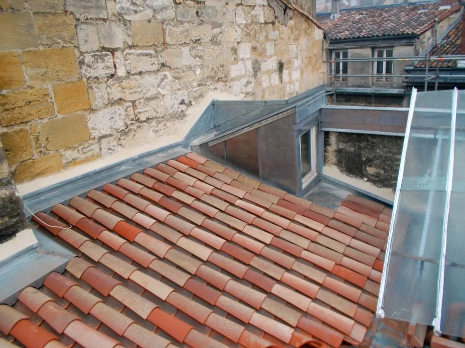 Chantier de construction d'ossature bois, pose de charpente