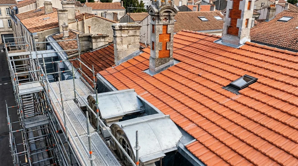 Chantier de couverture sur maison bourgeoise en pierre de taille