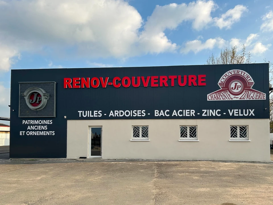Couvreur professionnel travaillant sur toiture en tuiles m&eacute;talliques, utilisant une &eacute;chelle de toit pour acc&eacute;der &agrave; une chemin&eacute;e en briques