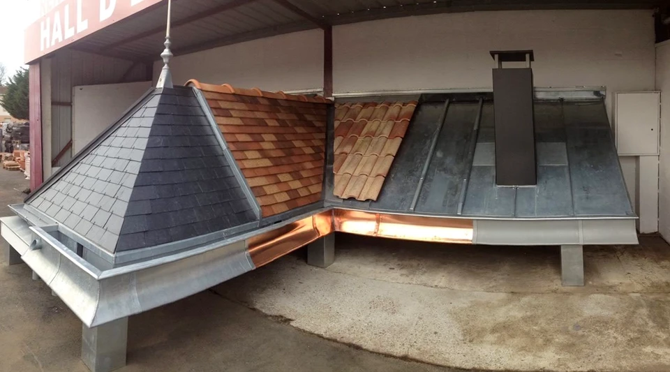 Chantier de r&eacute;fection de toiture en cours, ouvriers installant une structure de ventilation ou chemin&eacute;e sur toit r&eacute;sidentiel