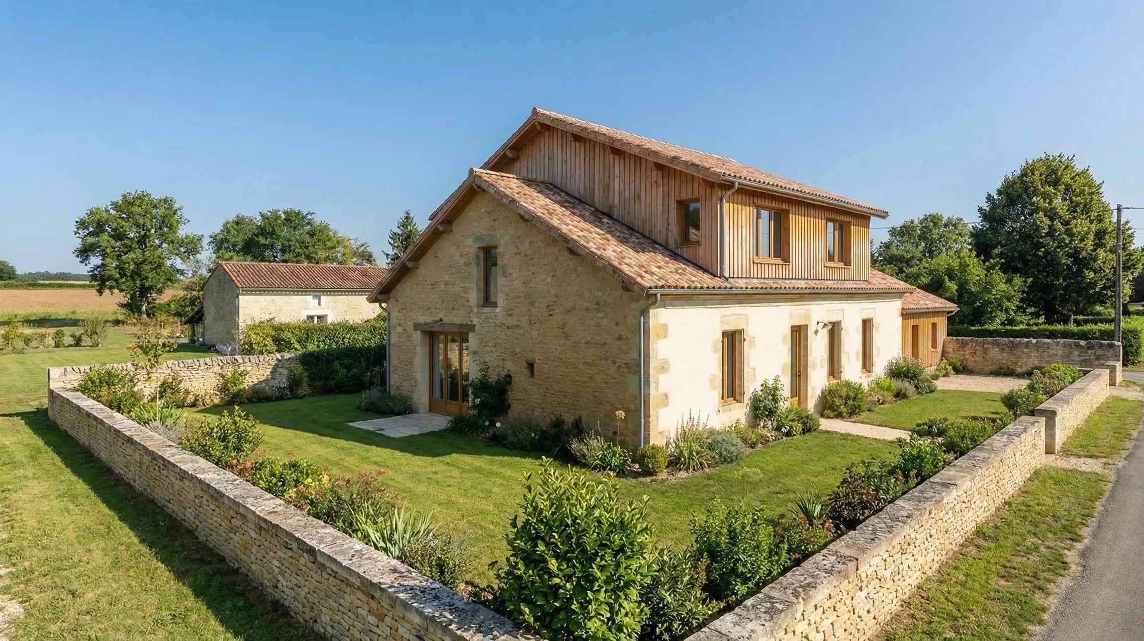 Maison contemporaine à deux niveaux avec façade mixte bois et crépi blanc, toiture métallique anthracite, baies vitrées illuminées