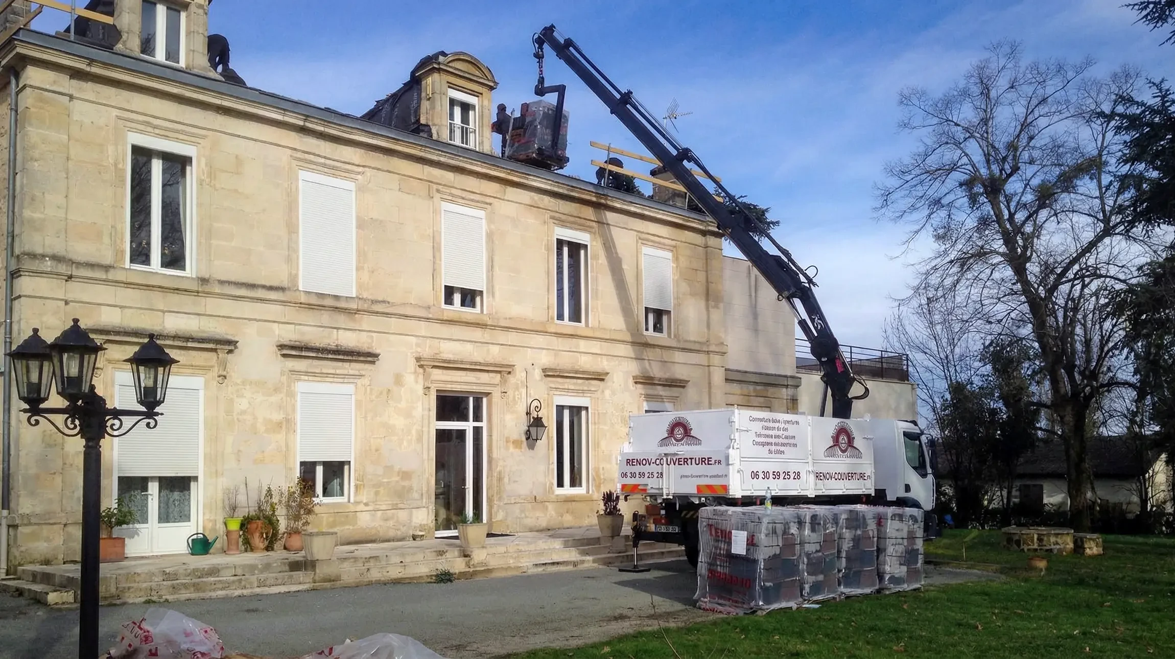 Vue aérienne d'un château Renaissance français avec architecture en pierre claire, tours rondes et toitures d'ardoise