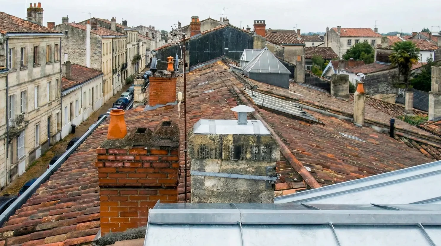 Toiture en ardoise naturelle noire à quatre pans avec faîtage pyramidal